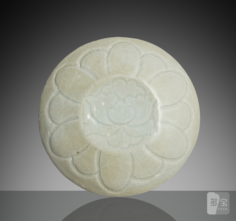 A 'qingbai' ware cosmetic box with peony decoration